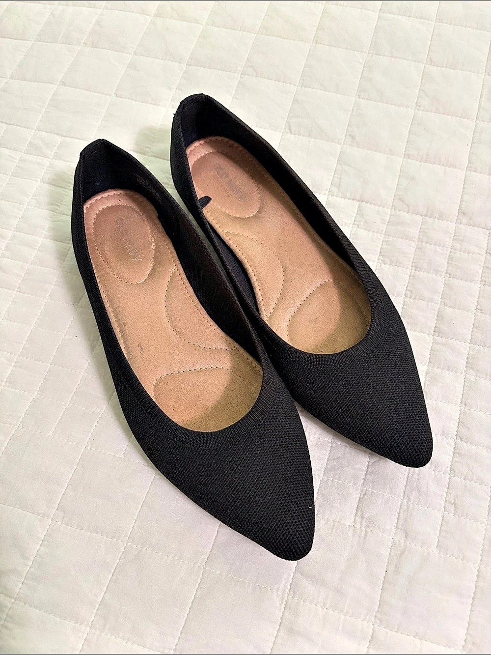 Pointed-Toe Flats in Black